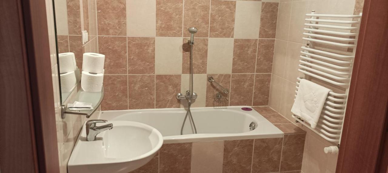 Hotel Przylesie Sieroslaw  Ngoại thất bức ảnh